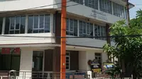 Suasana halaman Perpustakaan Ajip Rosidi di Jalan Garut No.2, Kota Bandung, Kamis (30/7/2020). (Liputan6.com/Huyogo Simbolon)