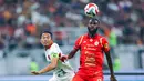 Pemain Persija Jakarta, Allano Lima, berebut bola dengan pemain Bali United, Ricky Fajrin, dalam lanjutan BRI Super League 2025/2026 di Jakarta International Stadium (JIS), Minggu (14/9/2025) malam WIB. (Bola.com/M Iqbal Ichsan)