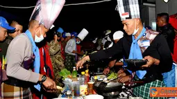 Citizen6, Lebanon: Dalam rangka menyambut HUT RI ke-67, Prajurit TNI Konga melaksanakan lomba membuat nasi goreng di Kompi Alphard UN Posn 9-63, El Adaiseh, Lebanon Selatan, Selasa (14/8) Malam waktu Lebanon. (Pengirim: Badarudin Bakri).