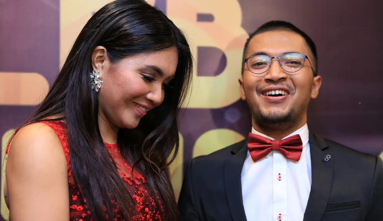 Foto yang sempat beredar, Ihsan Tarore tampil dengan stelan jas dan mengenakan peci. Sedangkan Denada tampil dengan balutan hijab warna biru. Lantas apa komentar pasangan penyanyi ini. Foto itu diduga melakukan pernikahan. (Adrian Putra/Bintang.com)