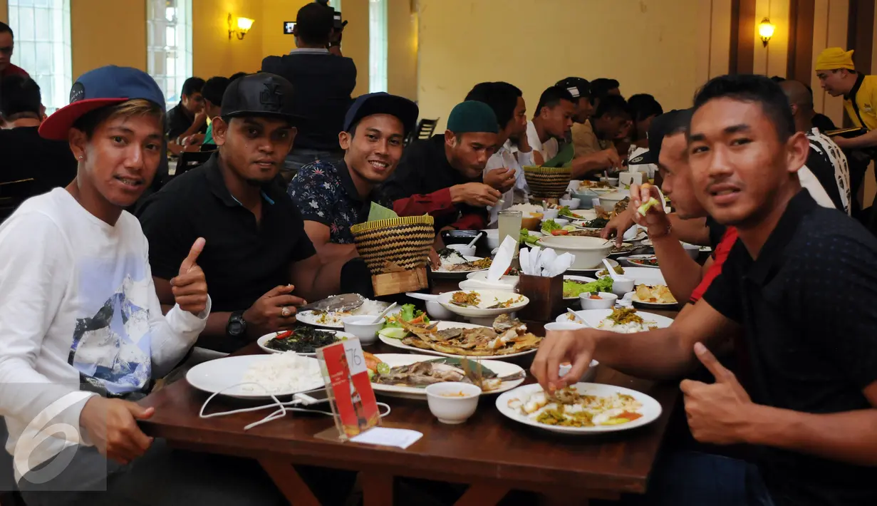 Sejumlah pemain Sriwijaya FC bersiap menyantap hidangan di salah satu restoran di Bandung, Sabtu (19/3/2016). Manejemen Sriwijaya FC memilih makan bersama saat jeda laga turnamen Piala Bhayangkara 2016. (Liputan6.com/Helmi Fithriansyah)