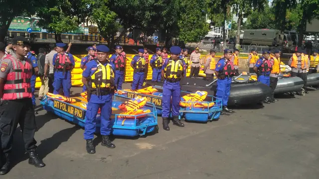 Jajaran Pemprov DKI, Polri, dan TNI melakukan 'Apel Kesiapan Tanggap Musim Penghujan 2018' di Lapangan Direktorat Lalu Lintas Polda Metro Jaya.