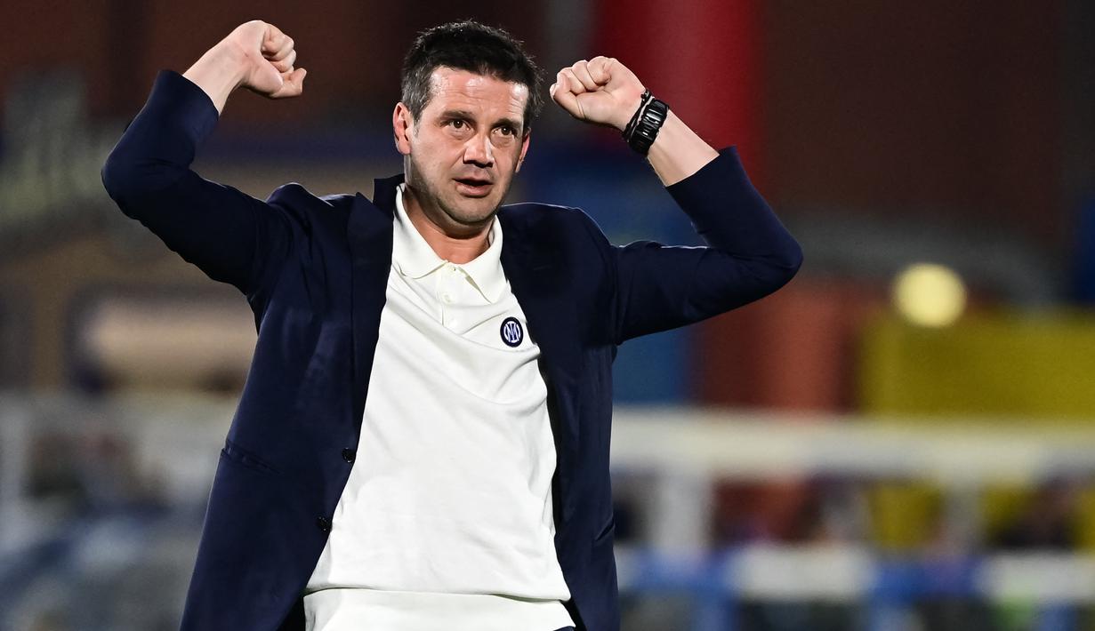 Pelatih Inter Milan, Cristian Chivu tampak gembira usai timnya menang atas Como dalam lanjutan Serie A, Senin (13/4/2026) dini hari WIB. (AFP/Cruciatti Piero)