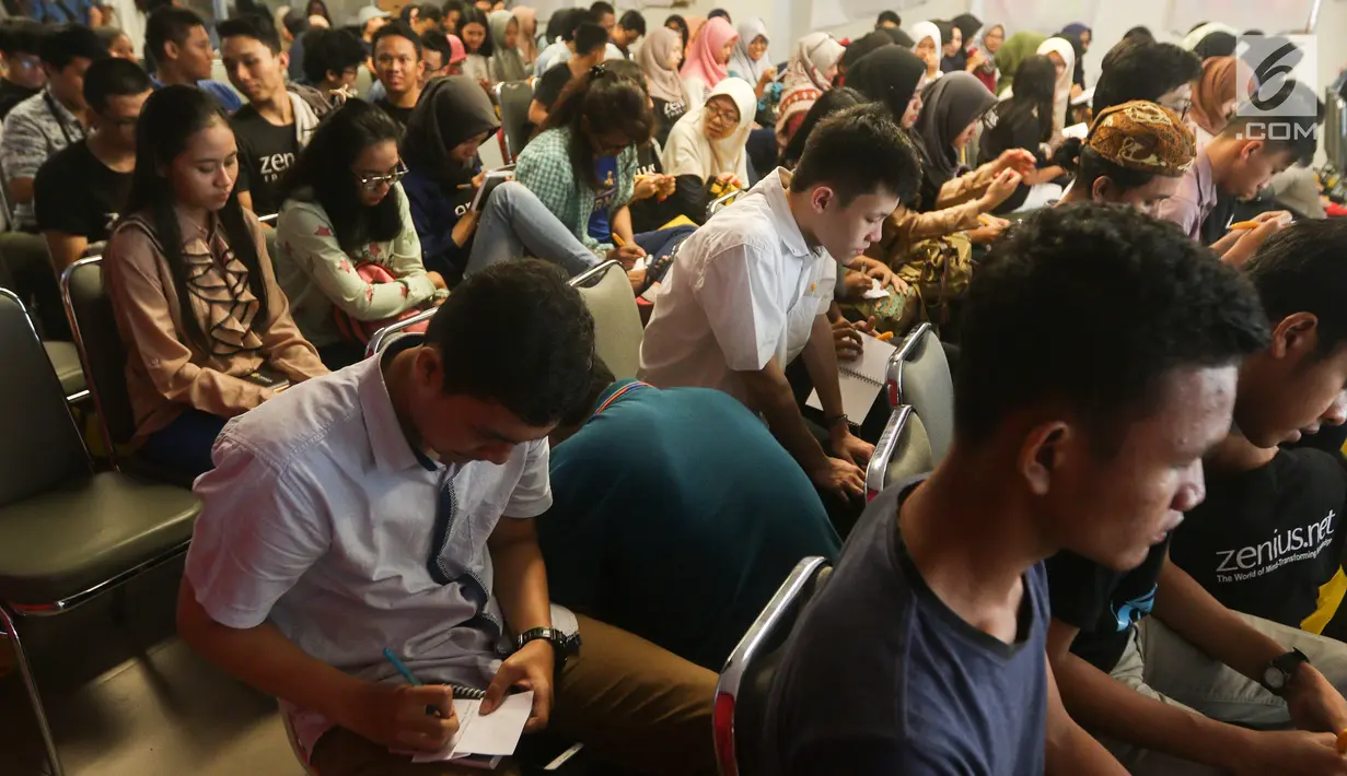 Para siswa dan alumni saat mengikuti diskusi yang digagas Zenius Education di Jakarta, Kamis (19/7). Zenius Education merupakan bimbingan belajar online bagi siswa SD, SMP, dan SMA. (Liputan6.com/JohanTallo)