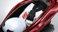 Bawa Raket Padel Naik Motor, Jangan Asal Taruh di Dek Kaki