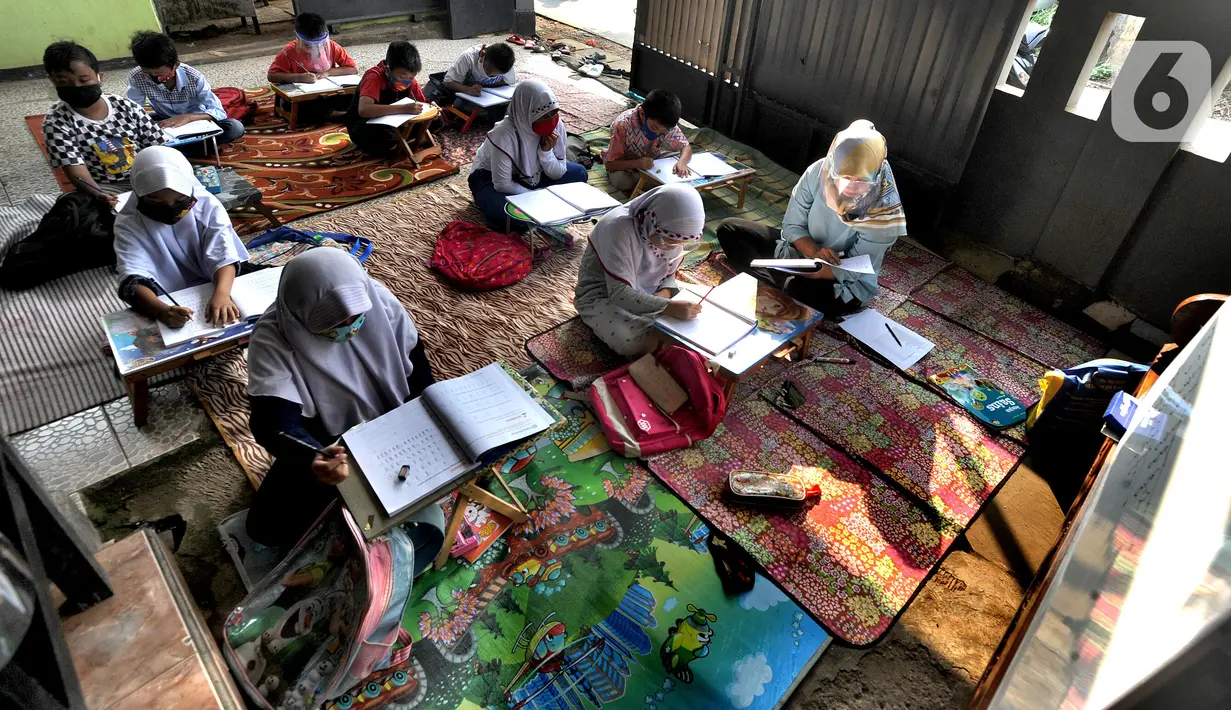 Murid kelas IV SD Muhammadiyah 37 belajar di teras rumah seorang guru di kawasan Pondok Cabe Udik, Tangerang Selatan, Banten, Senin (10/8/2020). Kegiatan belajar mengajar (KBM) tatap muka ini dilakukan dengan menerapkan standar protokol kesehatan. (merdeka.com/Arie Basuki)