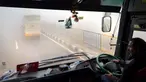 Seorang pengemudi bus mengemudi di tengah kabut asap pagi dekat Lucknow, India, Selasa (20/12/2022). India Utara mengalami kabut pertama musim ini dan diperkirakan akan berlangsung selama lima hari ke depan yang mengganggu transportasi kereta api, jalan raya, dan udara. (AP Photo/Rajesh Kumar Singh)