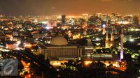 Pemandangan Kota Jakarta dilihat dari puncak Monas pada malam hari, Selasa (5/4). Gubernur Ahok telah meresmikan Wisata Malam Monas. (Liputan6.com/Gempur M Surya)