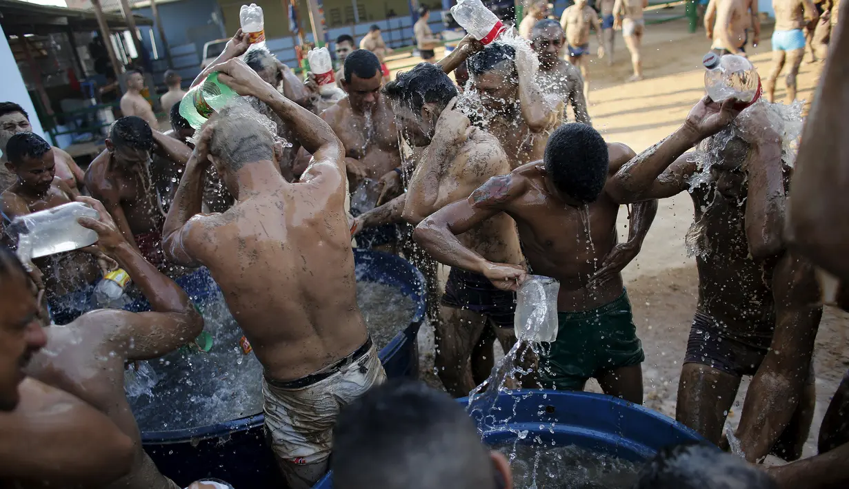 Para tahanan mandi bersama usai melakukan terapi liat di penjara Porto Velho, Brasil, (28/8/2015) . Tahanan diajak bergembira bersama tanpa harus melihat dia telah melakukan kriminal apa sebelumnya. (REUTERS/Nacho Doce) 
