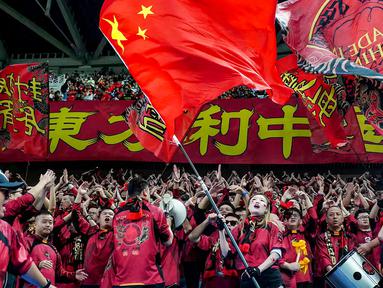 Para suporter China memberikan dukungan kepada tim mereka saat bertanding melawan Timnas Indonesia pada laga lanjutan putaran ketiga Grup C Kualifikasi Piala Dunia 2026 di Qingdao Youth Stadium, Qingdao, China, Selasa (15/10/2024). (AFP)