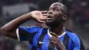 Striker Inter Milan, Romelu Lukaku, merayakan gol yang dicetaknya ke gawang AC Milan pada laga Serie A di Stadion San Siro, Milan, Sabtu (21/9). Milan kalah 0-2 dari Inter. (AFP/Marco Bertorello)
