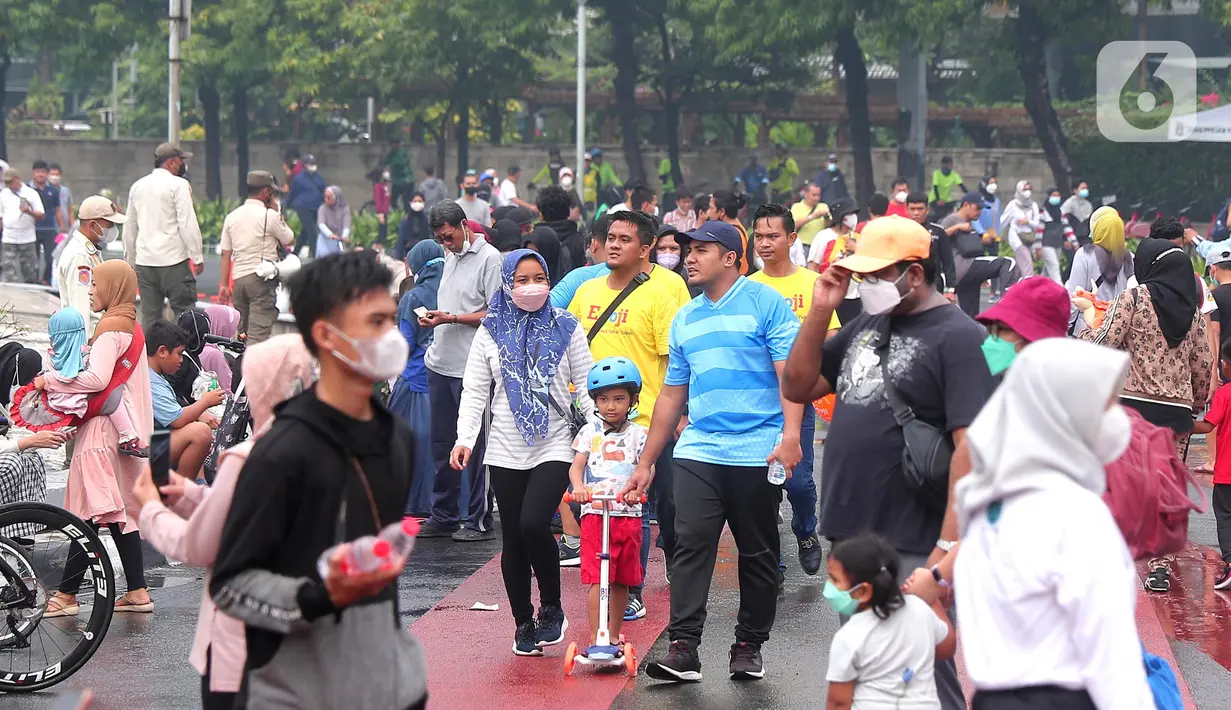 Warga berolahraga saat CFD di kawasan Bundaran HI, Jakarta, Minggu (3/7/2022). Meski sempat diguyur hujan tidak menyurutkan  masyarak untuk berolahraga di akhir pekan. (Liputan6.com/Angga Yuniar)