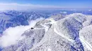 Foto dari udara pada 20 Desember 2020 memperlihatkan pemandangan objek wisata Longtoushan usai hujan salju di Distrik Nanzheng di Hanzhong, Provinsi Shaanxi, China. Saat musim dingin, hamparan salju yang putih menjadi hal yang indah untuk dinikmati. (Xinhua/Tao Ming)