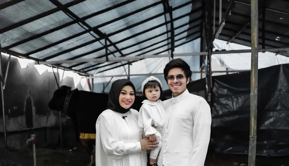 Tampil clean, Aurel Hermansyah-Atta Halilintar kenakna busana full white [@attahalilintar]