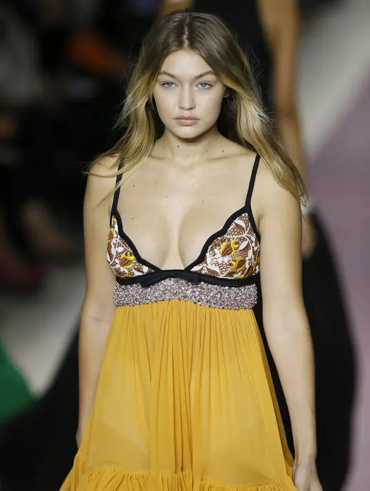 Gigi Hadid yang merupakan sahabat Kendall Jenner juga menjadi wajah baru Victoria's Secret. Penampilannya dan Kendall menjadi salah satu yang dtunggu-tunggu di gelaran ini. (Bintang/EPA)