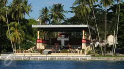 Sebuah salib besar terlihat di bibir Pulau Mansinam, Manokwari, Papua Barat, Senin (15/8). Salib itu merupakan lokasi Ottow dan Geissler untuk pertama kalinya mendarat di pula ini. (Liputan6.com/HelmiFithriansyah)
