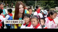 Seorang wanita bernama Zhu Songhua menjadi sorotan publik di China.Sosoknya menjadi terkenal sejak ia tampil dalam sebuah acara televisi di negara itu.Songhua yang berprofesi sebagai guru bahsa china itu memiliki kesempatan tampil di sebuah program t...