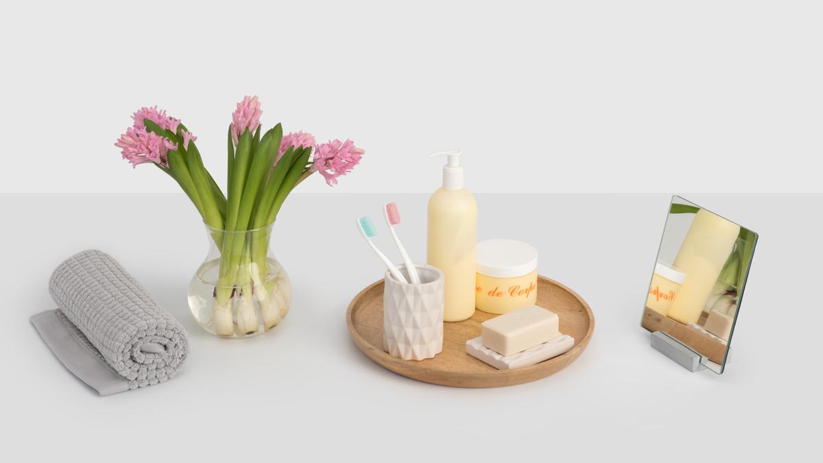 Cara Menyimpan Peralatan Mandi di Ruang Sempit agar Kamar Mandi Rapi dan Fungsional