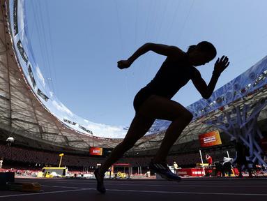 Seorang atlet berlari dalam sesi latihan Kejuaraan Dunia Atletik 2015 di Stadion Nasional Beijing, Tiongkok. Jumat (21/8/2015). (AFP Photo/Adrian Dennis)