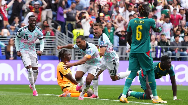 Pemain Belgia Youri Tielemans (8) merayakan gol