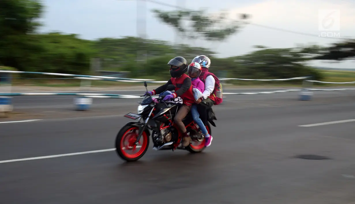 Pemudik melintasi Jalur Pantura, Cirebon, Jawa Barat, Rabu (21/6). H-4 lebaran Jalur Pantura masih sepi dan diperkirakan puncak arus mudik akan terjadi pada Kamis - Jumat (H-3/-2 Lebaran) (Liputan6.com/Johan Tallo)