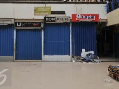 Suasana pusat perbelanjaan Pasar Cipulir, Jakarta, Selasa (12/7). Aktifitas perbelanjaan pada hari kerja kedua setelah libur lebaran, sejumlah pasar tradisional Jakarta masih terlihat sepi karena sebagian besar kios masih tutup.(Liputan6.com/Johan Tallo)
