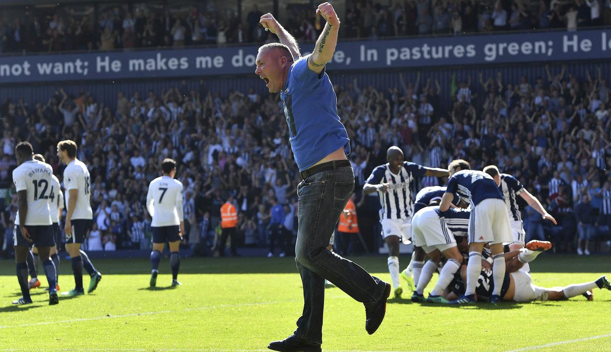 Para pemain West Bromwich Albion merayakan kemenangan atas Tottenham Hotspur pada laga Premier League di Stadion The Hawthorns, Sabtu (5/5/2018). West Bromwich Albion menang 1-0 atas Tottenham Hotspur. (AP/Anthony Devlin)