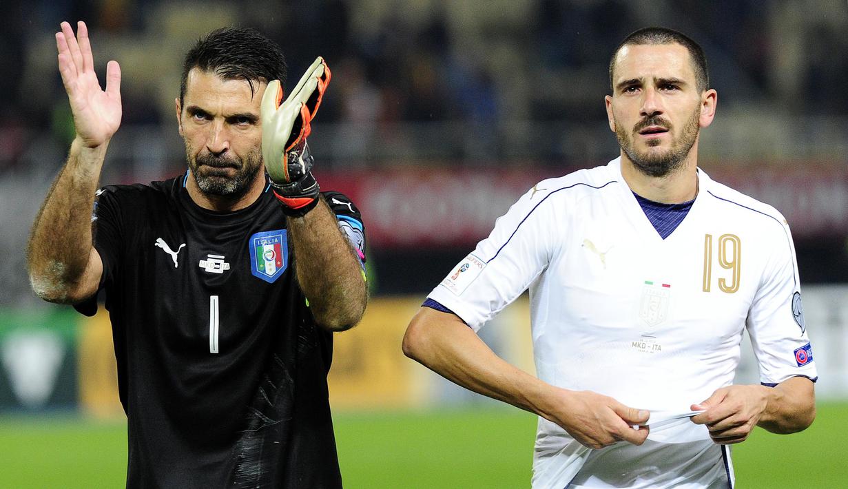 Gianluigi Buffon (kiri) dan bek Italia, Leonardo Bonucci memberikan salam kepada suporter usai menang atas Makedonia pada laga kualifikasi Piala Dunia 2018 di Philip II of Macedon stadium, Skopje Senin (10/10/2016) dini hari WIB. (AFP/Robert Atanasovski)