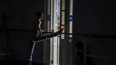 Seorang penari Balet Nasional Kuba melakukan peregangan sebelum berlatih di sekolah balet di Havana, Kuba, Selasa (5/4/2022). Balet Nasional Kuba memulai latihan untuk kembali ke panggung setelah lebih dari setahun setelah pandemi COVID-19 ditutup. (AP Photo/Ramon Espinosa)