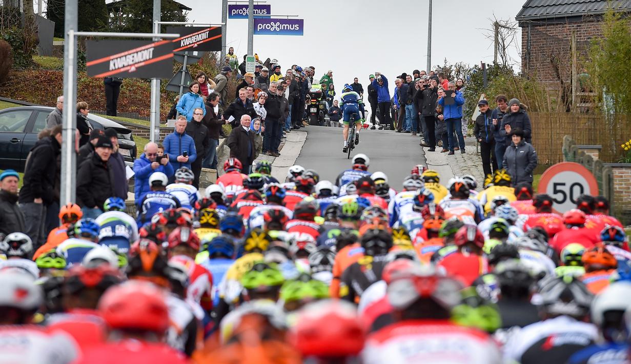 Deretan pebalap sedang beraksi dalam lomba balap sepeda 'Dwars Door Vlaanderen' berjarak 199,7 km dari Roeselare menuju Waregem, Belgia, (23/3/2016). (AFP/Belga/Tim De Waele/Belgium OUT)