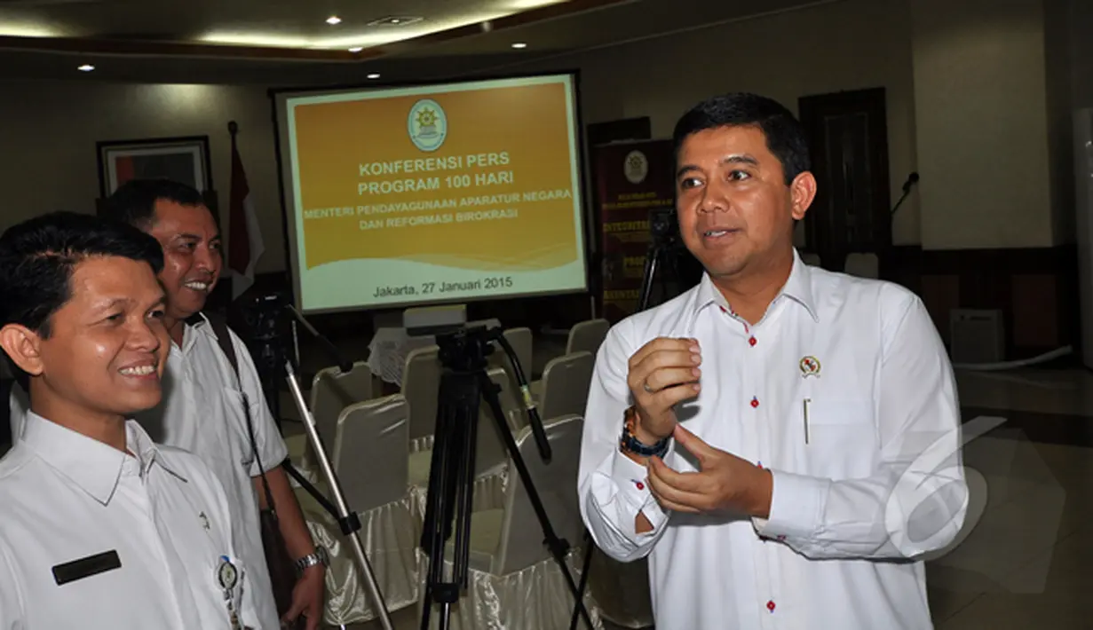 Yuddy Chrisnandi (kanan) saat bersiap-siap konferensi pers terkait 100 kinerja Kementerian PANRB, Jakarta, Selasa (27/1/2015). (Liputan6.com/Miftahul Hayat)