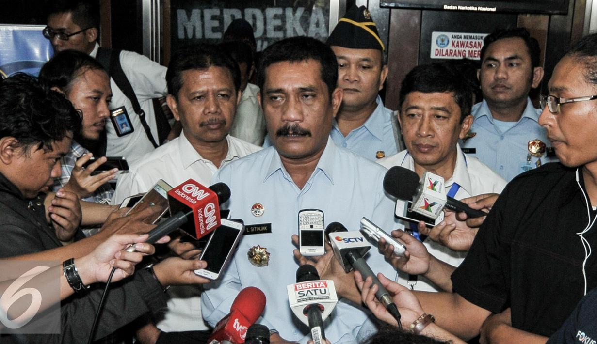 Mantan Kepala LP Nusakambangan, Liberty Sitinjak memberikan keterangan usai diperiksa BNN, Jakarta, Senin (8/8). BNN memanggil Liberty Sitinjak untuk mengusut testimoni Freddy Budiman yang diungkap Haris Azhar. (Liputan6.com/Yoppy Renato)