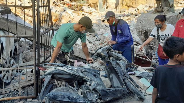 Warga mulai mengambil sisa-sisa barang yang masih layak di lokasi kebakaran Depo Pertamina Plumpang