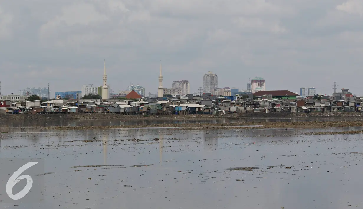 Pemandangan di sekitar bantaran Waduk Pluit, Jakarta, Minggu (1/5). Masih banyaknya pemukiman kumuh di sekitar waduk membuat kawasan tersebut terlihat kurang tertata rapi, meskipun telah dibangun taman. (Liputan6.com/Immanuel Antonius)