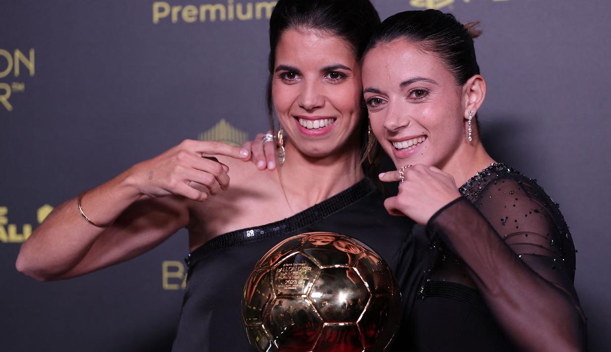 Pemain Timnas Spanyol, Aitana Bonmati (kanan) berpose setelah mendapatkan penghargaan Ballon d'Or Feminin 2023 pada acara malam penganugerahan di Theatre du Chatelet, Paris, Prancis, Senin (30/10/2023) waktu setempat. (AFP/Franck Fife)