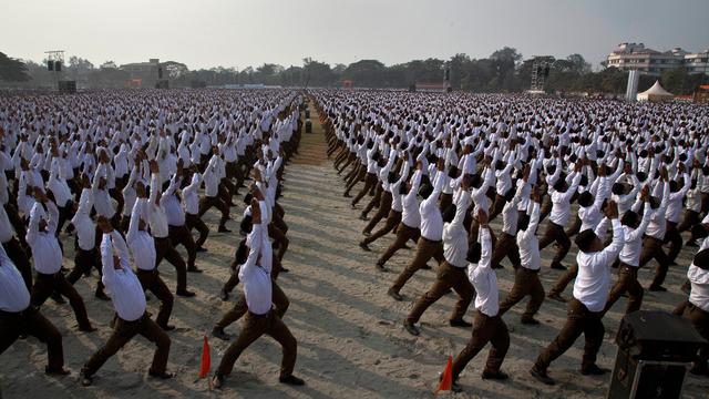 Tiga Puluh Ribu Relawan Hindu Lakukan Yoga Massal di India
