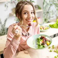 Ilustrasi wanita menjaga asupan makanan. (Foto: Shutterstock)