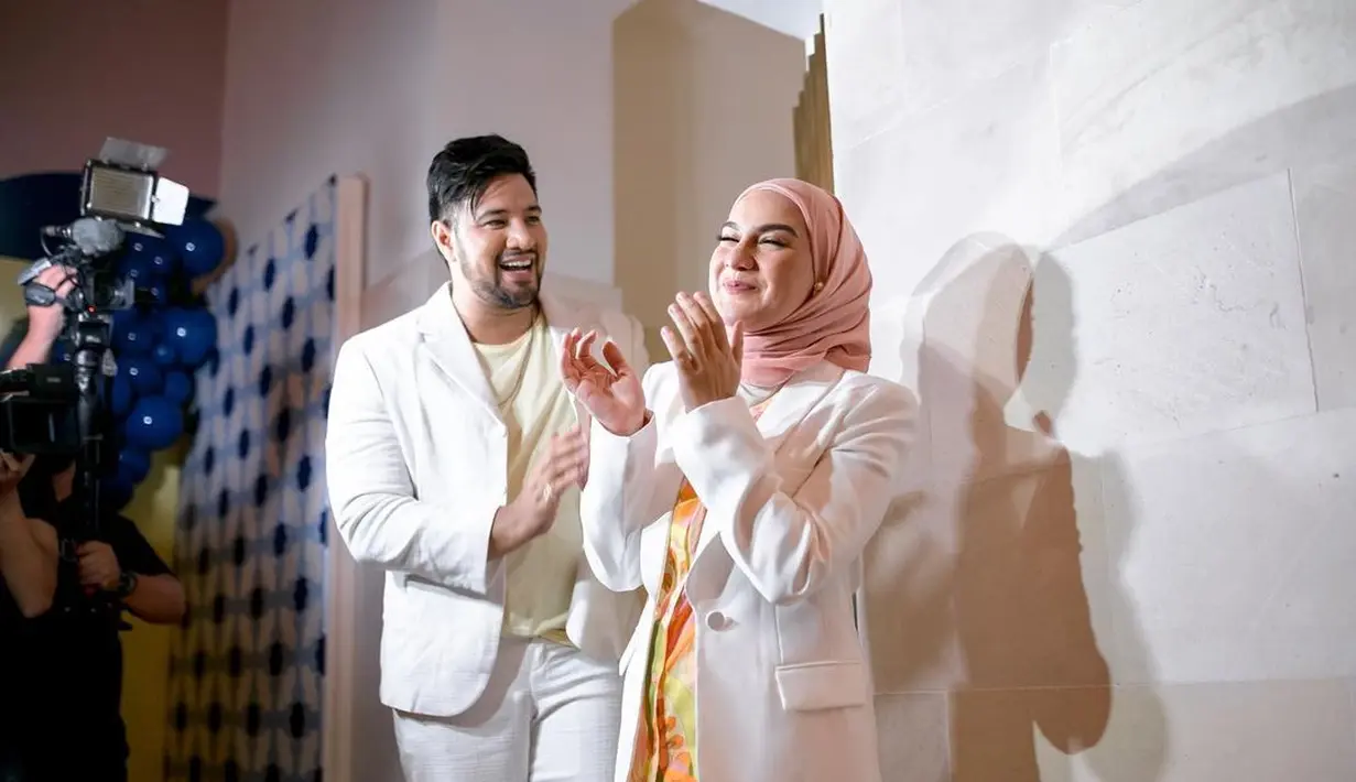 <p>Kini sudah berkeluarga, Irish pertama kali mendapat ucapan selamat dari sang suami, Ammar Zoni. Ammar juga memberi kejutan dengan kue spesial. (Instagram @_irishbella_)</p>