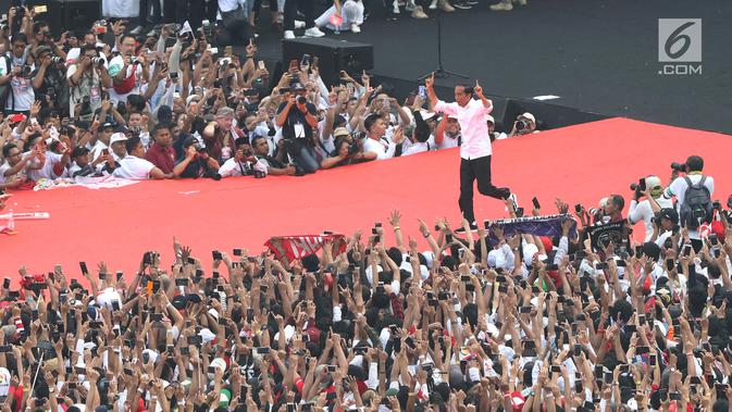 Capres 01 Joko Widodo berlari menyapa pendukungnya saat kampanye akbar bertajuk 'Konser Putih Bersatu' di Stadion Gelora Bung Karno, Jakarta, Sabtu (13/4). Dalam kampanyenya Jokowi mengajak  untuk mencoblos pasangan 01 Jokowi-Ma'ruf Amin saat Pemilu 2019. (Liputan6.com/Angga Yuniar)