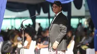 Mendikbud Anies Baswedan mengenakan baju adat daerah saat upacara peringatan Hari Pendidikan Nasional 2016 di Kemendikbud, Jakarta, Senin (2/5).  Upacara diikuti pegawai Kemendikbud dan perwakilan sekolah-sekolah di Jakarta. (Liputan6.com/Faizal Fanani)