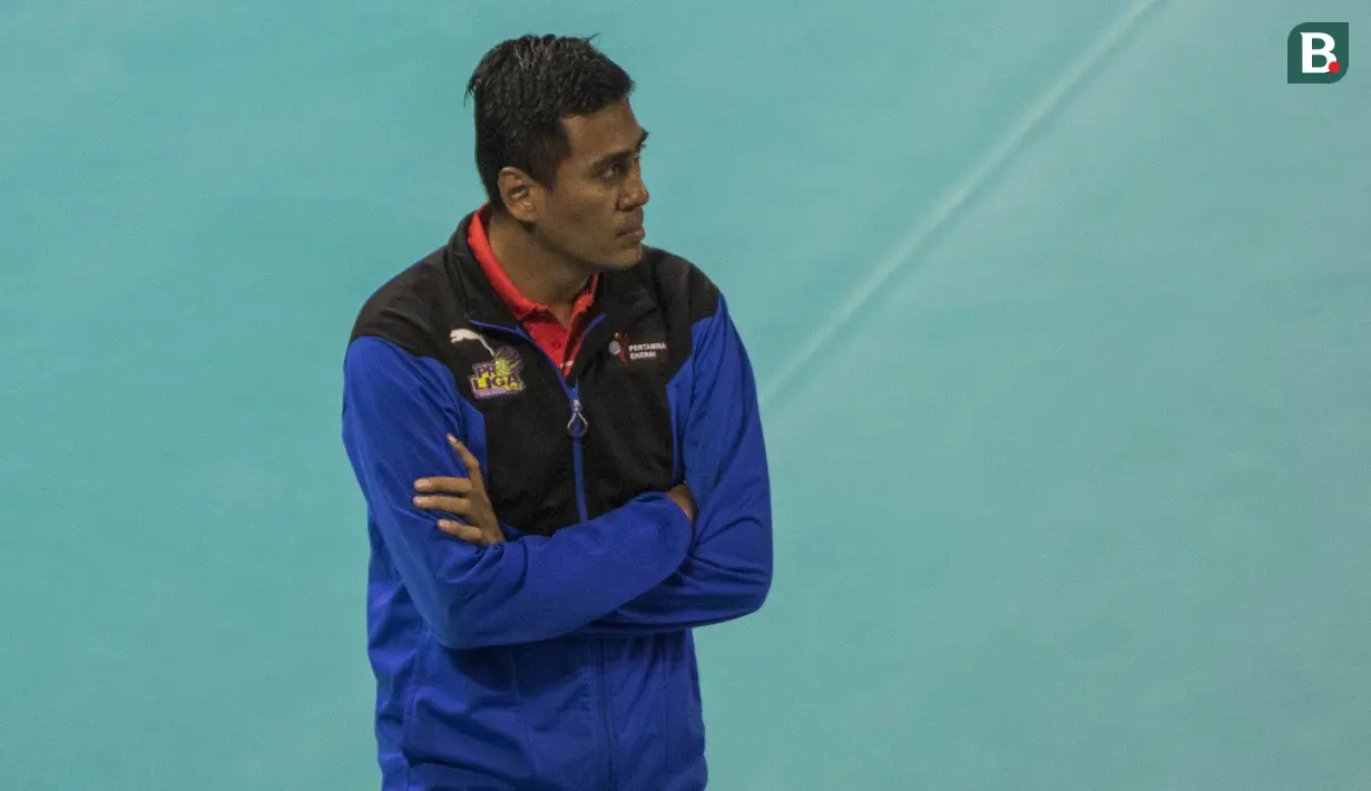 Pelatih voli Indonesia, Andri Widiyatmoko, mengamati anak asuhnya saat melawan Jepang pada Invitation Tournament Asian Games 2018 di Tennis Indoor Senayan, Jakarta, Selasa (13/2/2018). Indonesia menang 3-2 atas Jepang. (Bola.com/Vitalis Yogi Trisna)