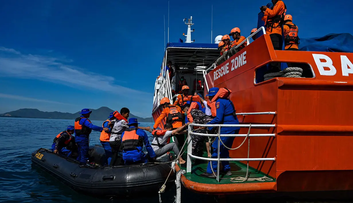 Simulasi bertujuan untuk menguji respons cepat dan efektif dari semua personel dari berbagai unsur SAR nasional. (CHAIDEER MAHYUDDIN/AFP)