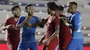 Striker Timnas Indonesia U-22, Osvaldo Haay, bersitegang dengan pemain Singapura U-22 pada laga SEA Games 2019 di Stadion Rizal Memorial, Manila, Kamis (28/11). Indonesia menang 2-0 atas Singapura. (Bola.com/M Iqbal Ichsan)