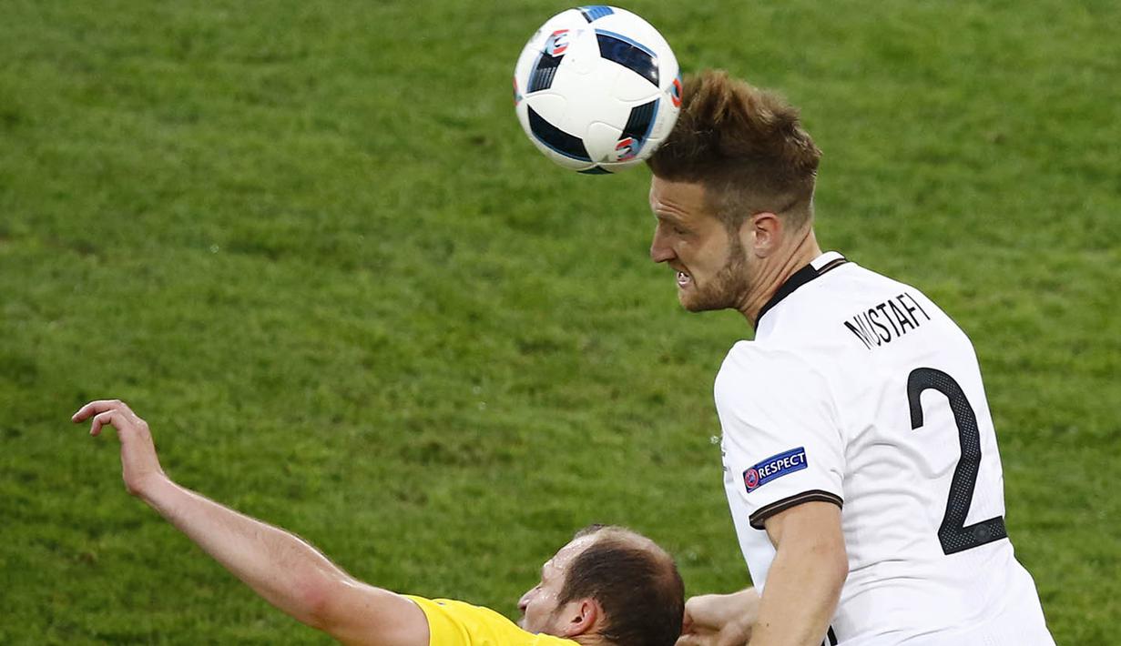 5. Shkodran Mustafi, kekurangan stok pemain belakang membuatnya jadi solusi bagi Arsenal. Mirror menyebutkan jika Arsene Wenger terus berupaya mendatangkan bek asal Jerman yang kini membela Valencia ini. (EPA/Rolex Dela Pena) 