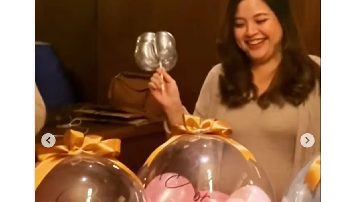 Sedetik kemudian Tasya tersenyum saat mengetahui jenis kelamin anak keduanya. [Foto: Instagram/ tasyakamila]
