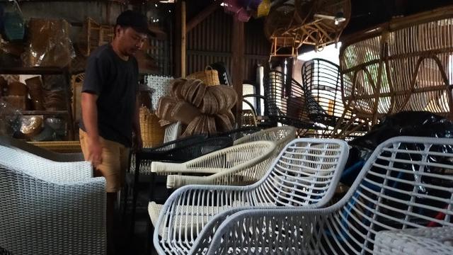 Industri Kerajinan Rotan Balearjosari Malang, Pasar Lesu dan Bersaing dengan Anyaman Sintetis
