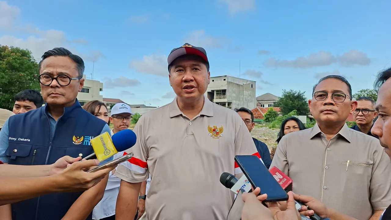 Menteri Perumahan dan Kawasan Permukiman (PKP) Maruarar Sirait mengecek lahan untuk pembangunan rumah susun (rusun) bagi warga bantaran rel kawasan Senen, Jakarta, Minggu, 29 Maret 2026. (Foto: Liputan6.com/Arief RH)