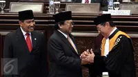 Ketua DPD RI Oesman Sapta Odang mendapat ucapan selamat usai pelantikan Pimpinan DPD RI di Komplek Parlemen, Senayan, Jakarta, Selasa (4/4). (Liputan6.com/Johan Tallo)
