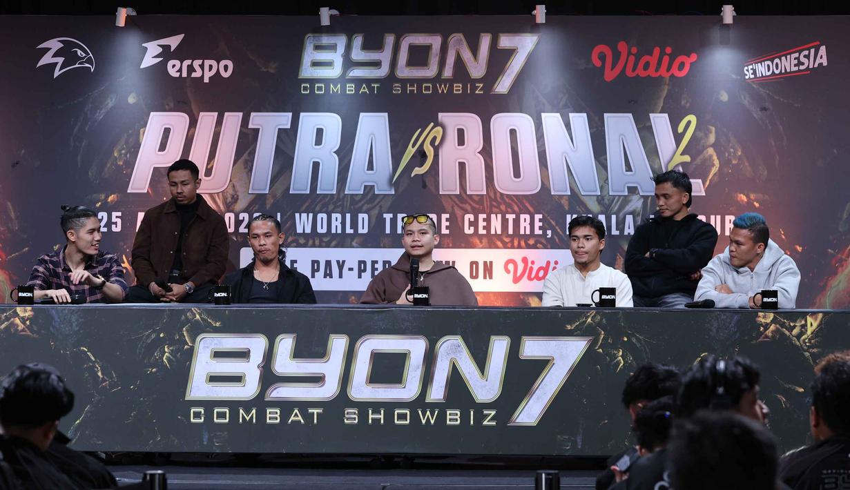 Presiden Byon, Yoshua Marcellos Muliardo (tengah) bersama sejumlah petarung yang akan bertanding di Byon Combat Showbiz Vol.7 memberi keterangan pada Press Conference Pertama Byon Combat Showbiz Vol.7 di SCTV Tower, Jakarta, Kamis (12/3/2026). (Bola.com/M Iqbal Ichsan)