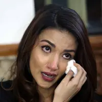 Kisruh rumah tangganya dengan Atalarik masih bergulir di Pengadilan Agama (PA) Cibinong. Sejak 25 Maret, Marwa tidak lagi ketemu kedua anaknya yang tinggal sama ayahnya. Air mata Marwa mengalir lihat foto anaknya. (Nurwahyunan/Bintang.com)